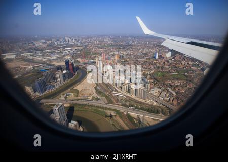 Blick auf den Bahnhof Canning Town und West Ham und Stratford im East London Docklands Bereich, von einem Flugzeugfenster aus gesehen auf der Landeapplikation des London City Airport Stockfoto