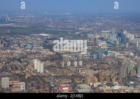 Blick auf Stratford im Osten Londons, von einem Flugzeugfenster auf der Landeanflugstelle des London City Airport, Eastern Runway, aus gesehen. Stockfoto