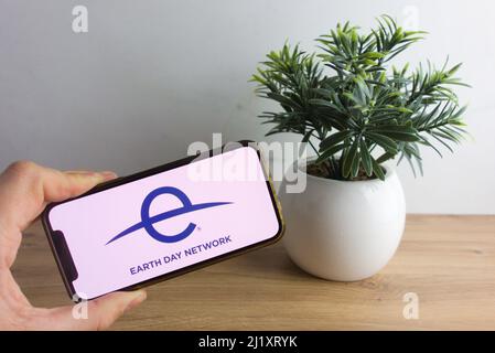 KONSKIE, POLEN - 26. März 2022: Das Logo des Earth Day Network wird auf dem Mobiltelefon angezeigt Stockfoto