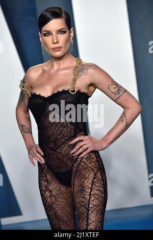 Beverly Hills, Usa. 28. März 2022. Halsey kommt am Sonntag, den 27. März 2022, zur Vanity Fair Oscar Party im Wallis Annenberg Center for the Performing Arts in Beverly Hills, Kalifornien, an. Foto von Chris Chew/UPI Credit: UPI/Alamy Live News Stockfoto