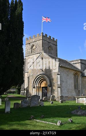 St. Michael's and All Angels Church im Dorf Guiting Power in Gloucestershire Stockfoto
