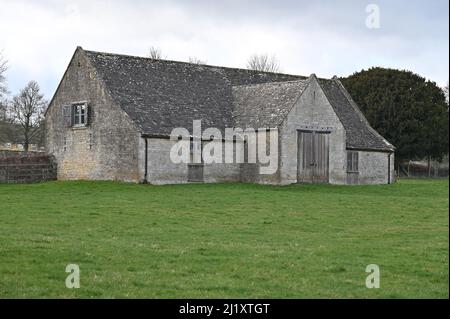 Cotswold-Steinscheune im Dorf Guiting Power in Gloucestershire Stockfoto