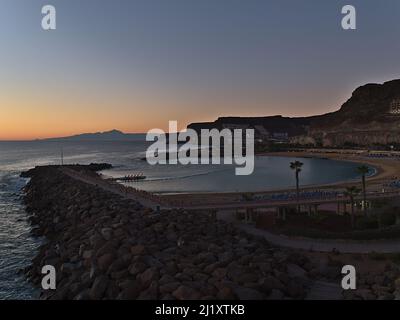 Schöner Blick über den beliebten Strand Playa de Amadores im Ferienort Puerto Rico an der Südküste von Gran Canaria, Kanarische Inseln, Spanien. Stockfoto