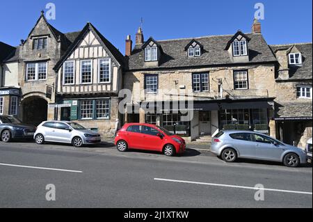 Geschäfte in der Stadt Burford in Oxfordshire, darunter Huffkins, eine langjährige Bäckerei und Teestube Stockfoto