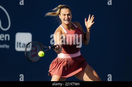 Aryna Sabalenka aus Weißrussland spielt am 27. März 2022 im Hard Rock Stadion in Miami, USA, beim WTA Masters 1000 Tennisturnier 2022 im Doppel - Foto: Rob Prange/DPPI/LiveMedia Stockfoto