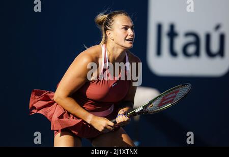 Aryna Sabalenka aus Weißrussland spielt am 27. März 2022 im Hard Rock Stadion in Miami, USA, beim WTA Masters 1000 Tennisturnier 2022 im Doppel - Foto: Rob Prange/DPPI/LiveMedia Stockfoto