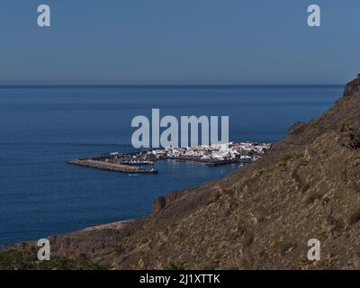 Luftaufnahme über das kleine Fischerdorf Puerto de las Nieves, Teil von Agaete, an der Westküste der Insel Gran Canaria, Kanarische Inseln, Spanien. Stockfoto