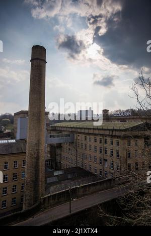 Dean Clough in Halifax, Calderdale, West Yorkshire, England, ist eine Gruppe von großen Fabrikgebäuden, die in den Jahren 1840s 1.250.000–60s für Crossley's Teppiche gebaut wurden[1] und zu einer der größten Teppichfabriken der Welt wurden (116.000 m2). [2][3] nach Jahren rückläufiger Produktion wurde sie 1983 geschlossen, als sie von einem Konsortium unter der Leitung von Sir Ernest Hall gekauft wurde, das die denkmalgeschützte Stätte für verschiedene kommerzielle und kulturelle Zwecke entwickelte. Es gilt heute als ein führendes Beispiel für eine erfolgreiche Stadterneuerung. Stockfoto