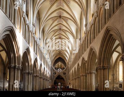 Großbritannien, England, Somerset. Wells Cathedral Kirchenschiff mit den atemberaubenden Scheren Bögen. Stockfoto