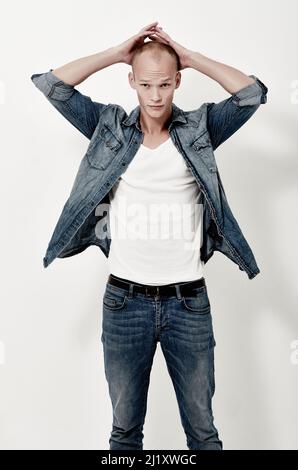 In Jeansstoff gekleidet. Studioporträt eines hübschen jungen männlichen Models. Stockfoto