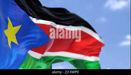 Detail der Nationalflagge des Südsudans, die an einem klaren Tag im Wind winkt. Der Südsudan ist ein Binnenland in Zentralafrika. Selektiver Fokus. Stockfoto