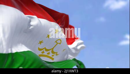 Detail der Nationalflagge Tadschikistans, die an einem klaren Tag im Wind winkt. Tadschikistan ist ein Binnenstaat in Zentralasien. Selektiver Fokus. Stockfoto