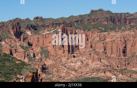 Eine schöne Aussicht auf felsige Berge im Sierra de las Quijadas Nationalpark in Argentinien Stockfoto