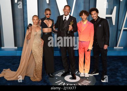 27.. März 2022, Los Angeles, USA. Will Smith mit seinen Söhnen Trey Smith und Jaden Smith, Tochter Willow Smith und Frau Jada Pinkett Smith bei der Vanity Fair Oscar Party 2022, Wallis Annenberg Center for the Performing Arts, Los Angeles. Quelle: Doug Peters/EMPICS/Alamy Live News Stockfoto