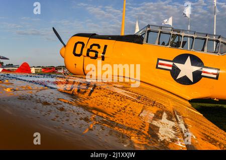 North American SNJ-5 Texan G-CHIA, T-6 Harvard in British, Second World war Training Plane at the Goodwood Revival, UK. Gelbtöne in US-Marineblau Stockfoto