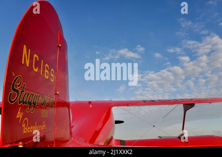 Die Red Rockette Beechcraft D17S Staggerwing NC16S Vintage-Maschine beim Goodwood Revival. Frühe Executive-Flugzeuge. Biplane. Bill Charneys Flugzeug Stockfoto