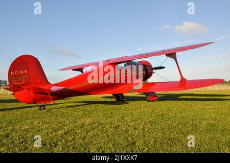 Die Red Rockette Beechcraft D17S Staggerwing NC16S Vintage-Maschine beim Goodwood Revival. Frühe Executive-Flugzeuge. Biplane. Bill Charneys Flugzeug Stockfoto