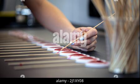Nahaufnahme, der Prozess der Herstellung von Lutschern aus natürlichen Inhaltsstoffen. Stockfoto
