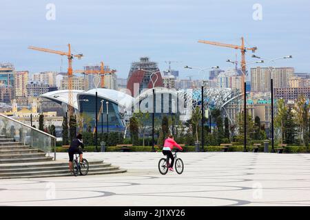 Baku. Aserbaidschan. 15.04.2017 Jahre. Radfahrer fahren entlang des Stadtboulevards. Stockfoto