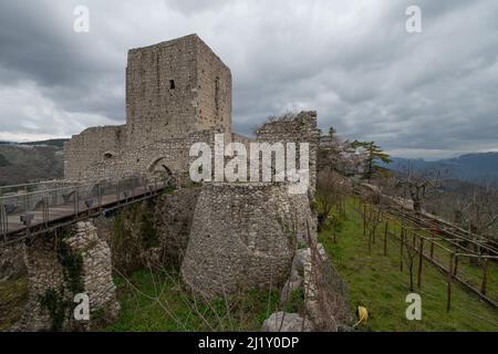 Normannische Burgruinen (XII-XX Jahrhundert) in Buccino (das alte Volcei), einer kleinen Stadt im Cilento-Nationalpark Stockfoto