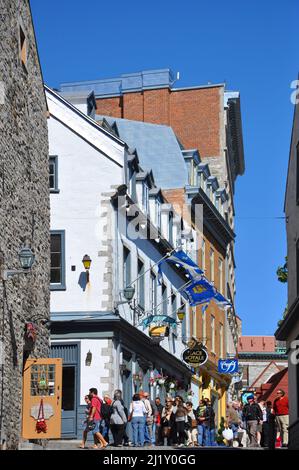 Historische Gebäude im französischen Stil in der Nähe des Place Royale in der Stadt Lower Quebec (Basse-ville) in Quebec, Kanada. Die Altstadt von Quebec ist UNESCO-Weltkulturerbe Stockfoto