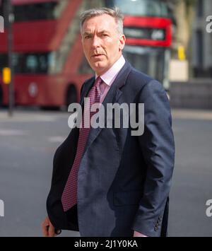 London, England, Großbritannien. 28. März 2022. Admiral TONY RADAKIN, Chef des Verteidigungsstabs, verlässt die Downing Street. (Bild: © Tayfun Salci/ZUMA Press Wire) Stockfoto