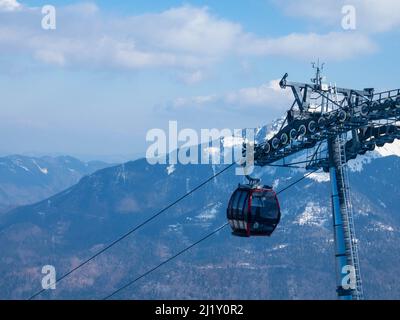 Die Seilbahnfahrt zum 1522 m hohen Zwölferhorn bietet einen schönen Blick auf Sankt Gilgen und den Wolfgangsee. In Der Nähe Von Salzburg. Salzkammergut Oberösterreich Stockfoto