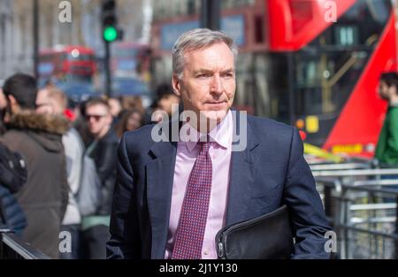 London, England, Großbritannien. 28. März 2022. Admiral TONY RADAKIN, Chef des Verteidigungsstabs, verlässt die Downing Street. (Bild: © Tayfun Salci/ZUMA Press Wire) Stockfoto