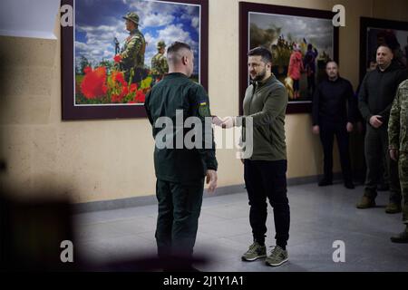 Kiew, Ukraine. 26. März 2022. Der ukrainische Präsident Wolodymyr Zelenskyy, rechts, überreicht der Nationalgarde der Ukraine am 26. März 2022 in Kiew, Ukraine, Medaillen für Heldentum. Quelle: Ukrainische Präsidentschaft/Ukrainische Präsidentschaft/Alamy Live News Stockfoto