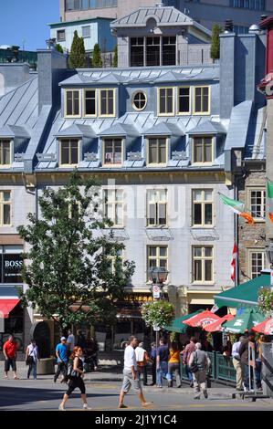 Historisches Geschäftsgebäude im französischen Stil an der Rue Saint-Jean in der Cote de la Fabrique im Weltkulturerbe der Altstadt von Quebec, Quebec QC, Kanada. Stockfoto