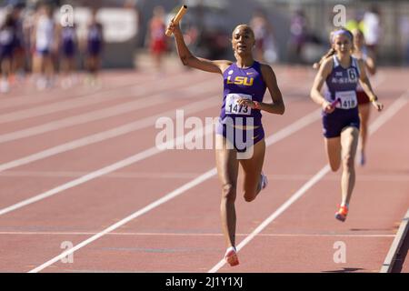 Katy-Ann McDonald von der LSU hebt den Staffelstab an, als sie während der Clyde Littlefield Texas Relays 94. am Samstag, den 26. März 2022 in Austin Stockfoto