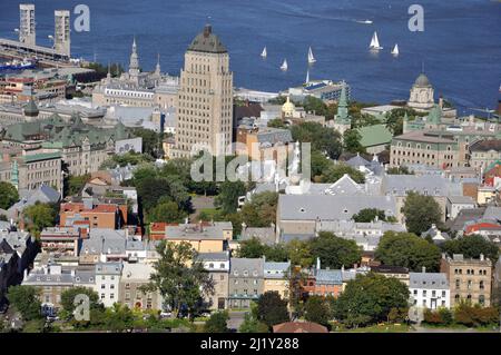 EDIFICE Price Building mit Blick auf das Weltkulturerbe der Altstadt von Quebec und den St. Lawrence River im Sommer, Quebec QC, Kanada. Stockfoto