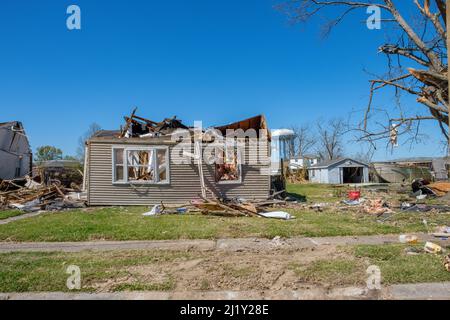 ARABI, LA, USA - 26. MÄRZ 2022: Fassade eines stark beschädigten Hauses vom 22. März 2022 Tornado und Arabi-Wasserturm im Hintergrund Stockfoto