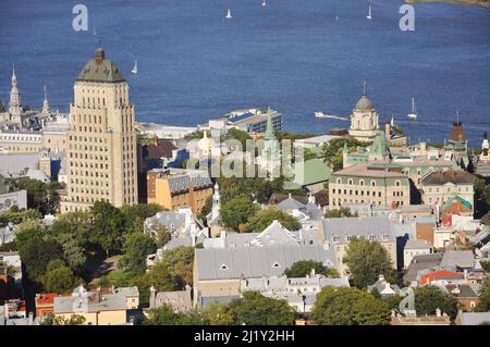 EDIFICE Price Building mit Blick auf das Weltkulturerbe der Altstadt von Quebec und den St. Lawrence River im Sommer, Quebec QC, Kanada. Stockfoto