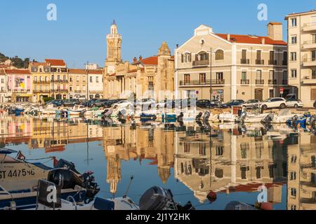 Panorama des Peyrade-Kanals und des Konsularpalastes in Sète, an einem Frühlingsmorgen, in Hérault, Oskitanie, Frankreich Stockfoto