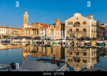 Panorama des Peyrade-Kanals und des Konsularpalastes in Sète, an einem Frühlingsmorgen, in Hérault, Oskitanie, Frankreich Stockfoto
