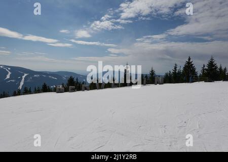 Spidleruv Mlyn, Tschechische Republik - 19. März 2022 - Medvedin. Der höchste Gipfel im Skigebiet Spindleruv Mlyn am sonnigen Winternachmittag Stockfoto