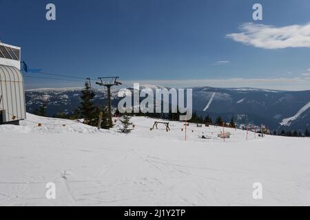 Spidleruv Mlyn, Tschechische Republik - 19. März 2022 - Medvedin. Der höchste Gipfel im Skigebiet Spindleruv Mlyn am sonnigen Winternachmittag Stockfoto