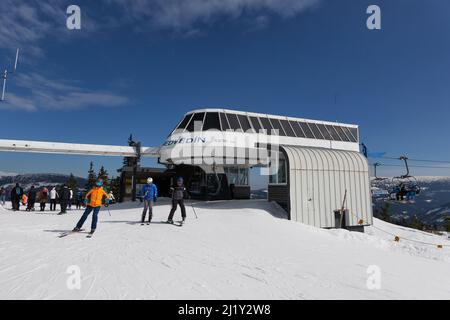 Spidleruv Mlyn, Tschechische Republik - 19. März 2022 - Medvedin. Der höchste Gipfel im Skigebiet Spindleruv Mlyn am sonnigen Winternachmittag Stockfoto