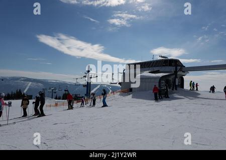 Spidleruv Mlyn, Tschechische Republik - 19. März 2022 - Medvedin. Der höchste Gipfel im Skigebiet Spindleruv Mlyn am sonnigen Winternachmittag Stockfoto