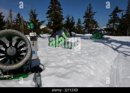 Spidleruv Mlyn, Tschechische Republik - 19. März 2022 - Medvedin. Der höchste Gipfel im Skigebiet Spindleruv Mlyn am sonnigen Winternachmittag Stockfoto