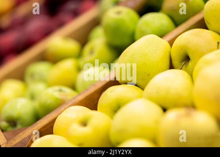 Schaufenster mit verschiedenen Apfelsorten im Supermarkt Stockfoto