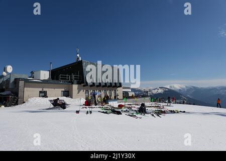 Spidleruv Mlyn, Tschechische Republik - 19. März 2022 - Medvedin. Der höchste Gipfel im Skigebiet Spindleruv Mlyn am sonnigen Winternachmittag Stockfoto