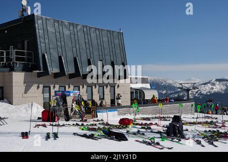 Spidleruv Mlyn, Tschechische Republik - 19. März 2022 - Medvedin. Der höchste Gipfel im Skigebiet Spindleruv Mlyn am sonnigen Winternachmittag Stockfoto