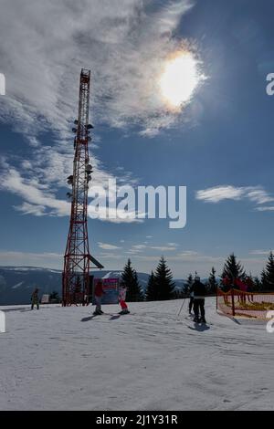 Spidleruv Mlyn, Tschechische Republik - 19. März 2022 - Medvedin. Der höchste Gipfel im Skigebiet Spindleruv Mlyn am sonnigen Winternachmittag Stockfoto