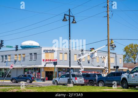 ARABI, LA, USA - 26. MÄRZ 2022: Arbeiter reparieren elektrische Leitungen an der Ecke der St. Claude Avenue, die durch den Tornado vom 22. März 2022 beschädigt wurden Stockfoto