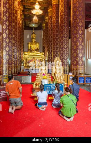 Ayutthaya, Thailand - 24. Dezember 2009: Die Menschen beten im Kloster Wat Na Phramane in Ajutthaya mit dem berühmten goldbuddha. Stockfoto