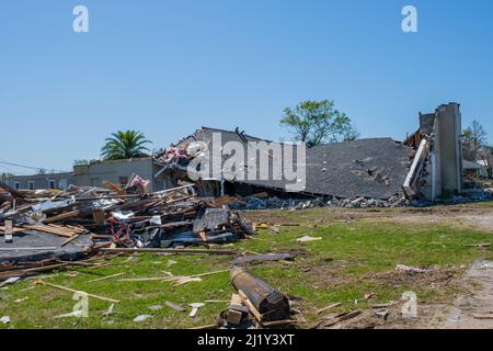 ARABI, LA, USA - 26. MÄRZ 2022: Weitansicht des abgeflachten Daches der Faith World Assembly Church und des Schutthaufens auf der Friscoville Avenue nach dem Tornado Stockfoto