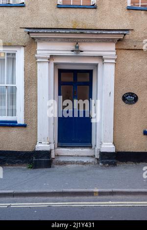 Blue Door, Lyme Regis, Großbritannien (Mar22) Stockfoto