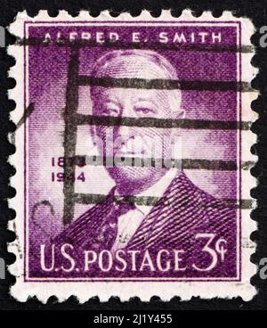 VEREINIGTE STAATEN von AMERIKA - UM 1945: Eine in den Vereinigten Staaten von Amerika gedruckte Briefmarke zeigt Alfred E. Smith, Gouverneur von New York 42. 1923-1928, zir Stockfoto